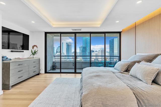 700 Front St, San Diego CA: https://media.crmls.org/mediaz/1c593f52-b608-46a2-b3f9-1bae49e06c70.jpg