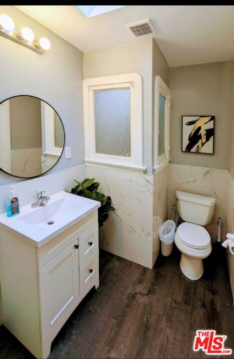 606 N Alta Vista Boulevard, Los Angeles CA: https://media.crmls.org/mediaz/1c599709-0c9a-414f-9549-6daeec417867.jpg
