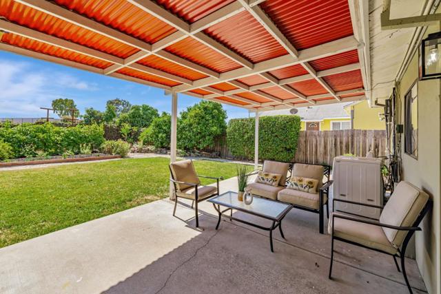 1312 Carlton Avenue, Menlo Park CA: https://media.crmls.org/mediaz/1c5a51eb-4c1b-4626-9858-77e589c5f35f.jpg
