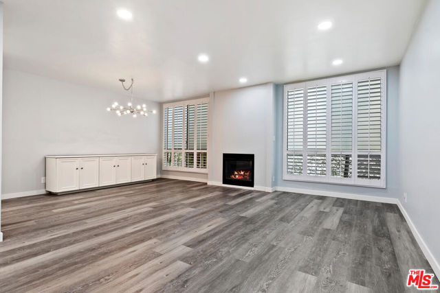 927 N Kings Road, West Hollywood CA: https://media.crmls.org/mediaz/1c5aa23b-3e57-4010-b2b0-d45582fe38e5.jpg