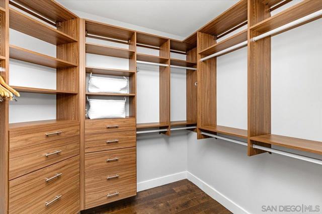 6411 Dowling Dr, La Jolla CA: https://media.crmls.org/mediaz/1c5aafbd-7fde-47b1-aaf8-55726a4a65e6.jpg