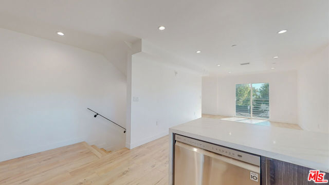 14423 Califa Street, 1/2 photo 32