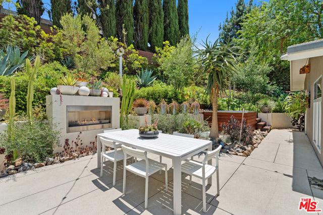 11575 Dona Dorotea Drive, Studio City CA: https://media.crmls.org/mediaz/1c5e4df3-2a37-4bd0-ad51-14da24a07f4a.jpg