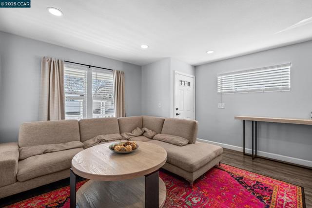 1627 Livingston Ln, Richmond CA: https://media.crmls.org/mediaz/1c5ee3eb-6bb9-45b3-a338-96267481cb05.jpg