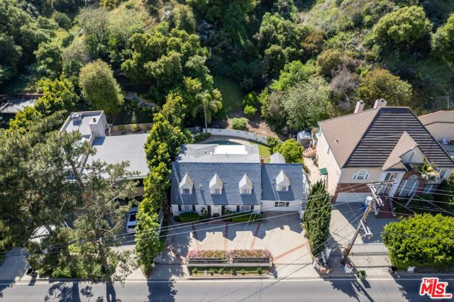 2427 Benedict Canyon Drive, Beverly Hills CA: https://media.crmls.org/mediaz/1c6069b7-e1e6-4cf7-a779-cccd29998b7e.jpg