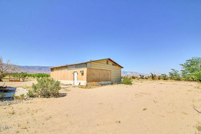 10424 Santa Fe Fire Road, Lucerne Valley CA: https://media.crmls.org/mediaz/1c60c11d-6308-4eda-8d77-b898231bb52b.jpg