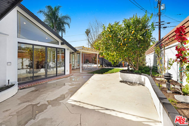 6409 Graves Avenue, Lake Balboa CA: https://media.crmls.org/mediaz/1c60dfc3-6376-4b32-859c-294550f55fea.jpg
