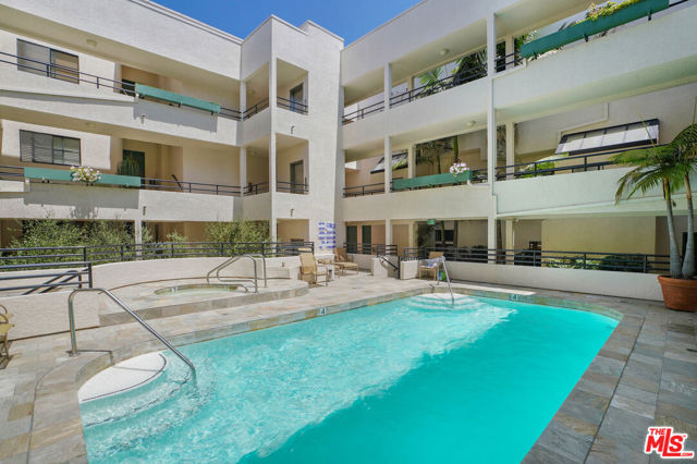11636 Montana Avenue, Los Angeles CA: https://media.crmls.org/mediaz/1c6224ff-b35a-4531-ae02-e422bc34836e.jpg