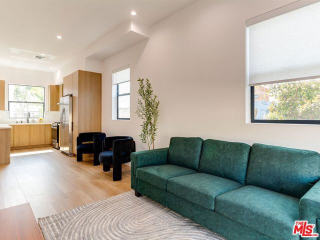 2817 1/2 S Redondo Boulevard, Los Angeles CA: https://media.crmls.org/mediaz/1c630250-dac4-491f-9bc2-add2a6c50f5e.jpg