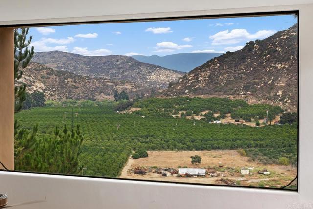 3264 Shearer Crossing, Fallbrook CA: https://media.crmls.org/mediaz/1c63c73e-3247-4c10-a115-b83bb727c6a7.jpg