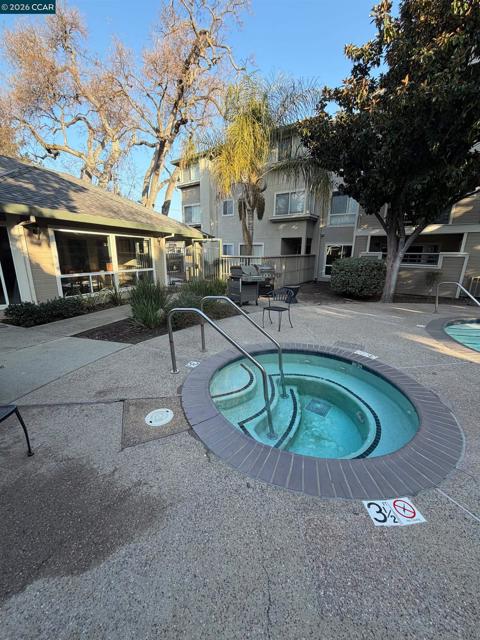 2560 Oak Rd, Walnut Creek CA: https://media.crmls.org/mediaz/1c642ace-89d9-47f0-87b0-d272634d34de.jpg
