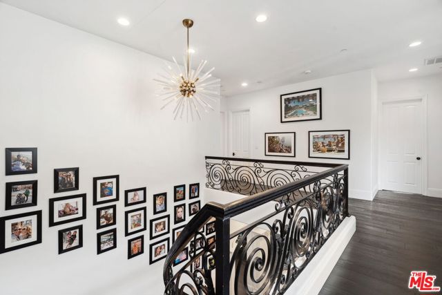 1600 Clear View Drive,  CA: https://media.crmls.org/mediaz/1c64b8e5-5cb6-498d-84c7-a7dadd6a30b9.jpg