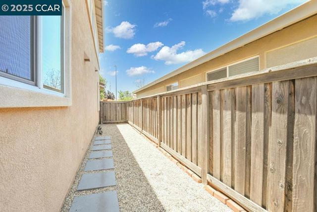 1410 Big Redwood Dr, Oakley CA: https://media.crmls.org/mediaz/1c656215-bf36-4ddd-8366-38b72e91ed6f.jpg