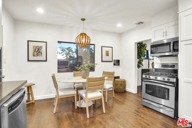 3838 Buena Park Drive, Studio City CA: https://media.crmls.org/mediaz/1c658b73-6ac8-4e61-bb42-5b95abb8a926.jpg