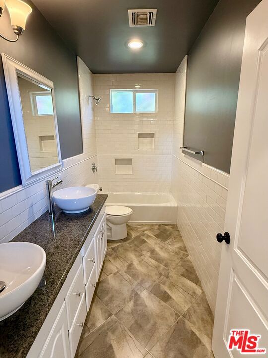 5379 Yolanda Avenue, Tarzana CA: https://media.crmls.org/mediaz/1c661e87-e92a-484c-a8f9-fbda6d75a021.jpg