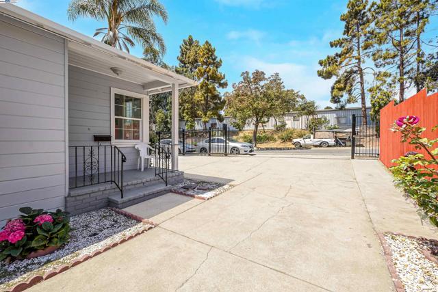 6133 Seminary Ave, Oakland CA: https://media.crmls.org/mediaz/1c665876-269f-4720-82a0-4e1020b8b014.jpg
