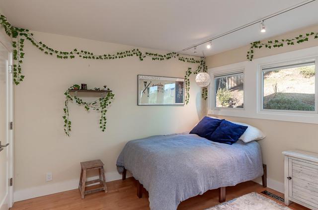 625 W Glen Way, Woodside CA: https://media.crmls.org/mediaz/1c6688af-6cb1-47f4-a17f-14a1e01b46c7.jpg