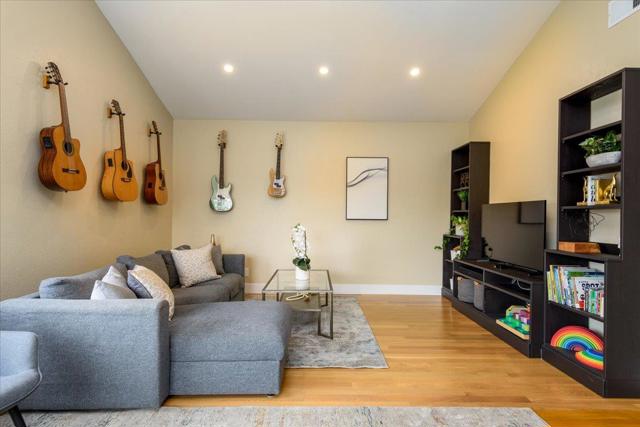 407 Beach Avenue, Half Moon Bay CA: https://media.crmls.org/mediaz/1c68b987-293f-456c-b036-feaf81d77f0f.jpg