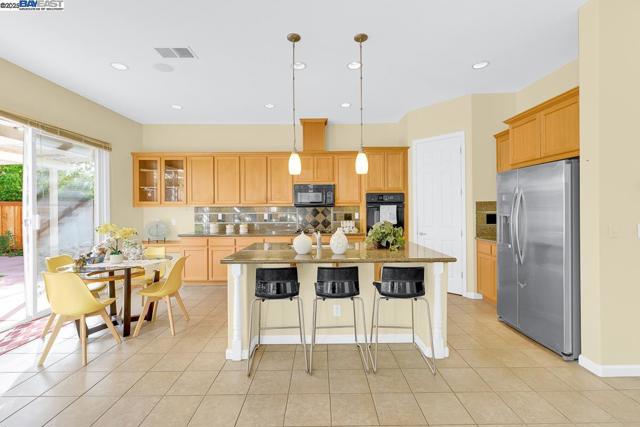 436 Wood Glen Dr, Richmond CA: https://media.crmls.org/mediaz/1c697146-e121-4737-a6a5-186c91888222.jpg