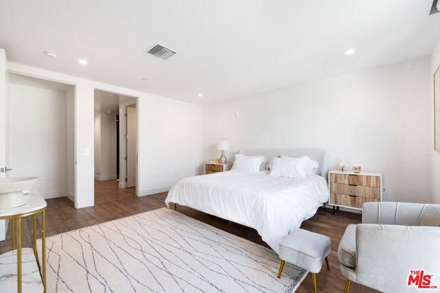 728 N Sweetzer Avenue, West Hollywood CA: https://media.crmls.org/mediaz/1c69c1b7-4060-4123-a00a-3c1f2c2575ac.jpg