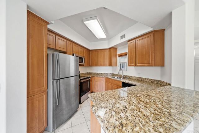 2707 Lake Pointe DR, Spring Valley CA: https://media.crmls.org/mediaz/1c69d9a0-ba28-4f32-ba00-cc923e78d06f.jpg