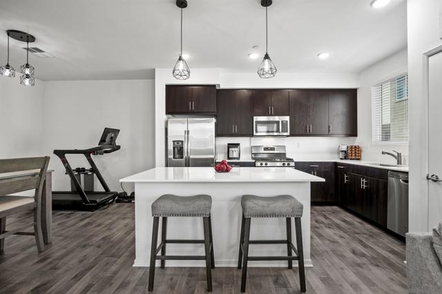 5402 Sand Arch Ln 199, San Diego CA: https://media.crmls.org/mediaz/1c69fdb4-350b-4e4f-8ebd-d8c92d3cf660.jpg