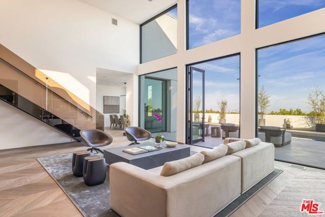 9405 Sierra Mar Place, Los Angeles CA: https://media.crmls.org/mediaz/1c6a01a3-6434-4600-8d72-23893ee2e2de.jpg