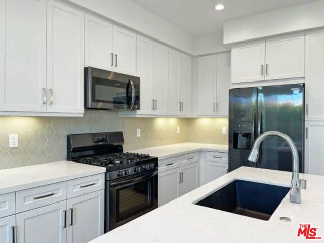 7105 TAMPA Avenue, Reseda CA: https://media.crmls.org/mediaz/1c6a9e7f-71c1-438a-b1db-f5c299aecfba.jpg