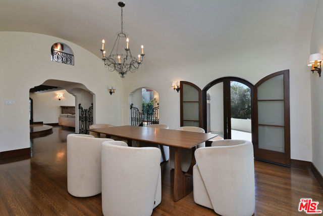 4352 Forman Avenue, Toluca Lake CA: https://media.crmls.org/mediaz/1c6abaa0-8f9d-4a87-80b4-a4d8f0bd187e.jpg