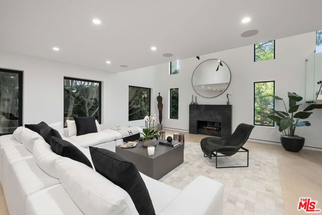 3290 N Knoll Drive, Los Angeles CA: https://media.crmls.org/mediaz/1c6af934-dae8-49e2-9982-c2505870ba68.jpg