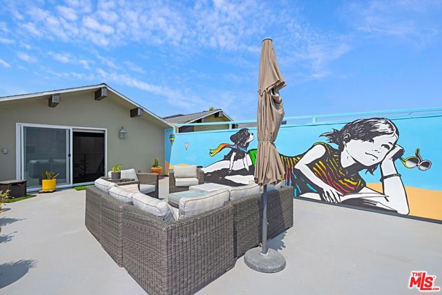 20 1/2 NORTHSTAR Street, Marina del Rey CA: https://media.crmls.org/mediaz/1c6cb71d-1e01-45a5-b4d8-332c57d62953.jpg