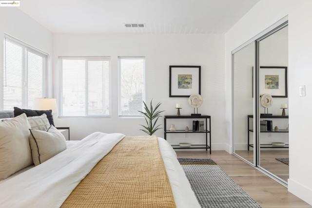 1026 43rd St, Emeryville CA: https://media.crmls.org/mediaz/1c6ccc10-cebd-4691-93b8-9f0b0afe0ff7.jpg