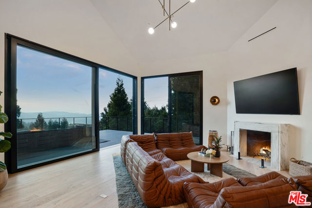 654 S Cumberland Drive, Lake Arrowhead CA: https://media.crmls.org/mediaz/1c6cde03-1dda-4f69-b3a2-449262678b93.jpg