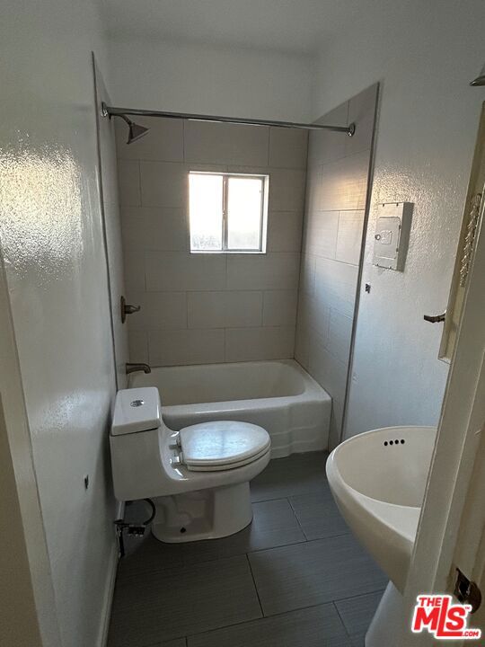 3622 Arlington Avenue, Los Angeles CA: https://media.crmls.org/mediaz/1c6ed886-071d-4540-aa84-025bae5b6a7a.jpg