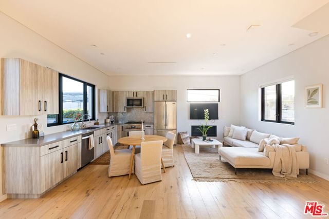 425 N Alfred Street, Los Angeles CA: https://media.crmls.org/mediaz/1c6fb600-2d0b-4b4d-bff8-a67eb1757718.jpg