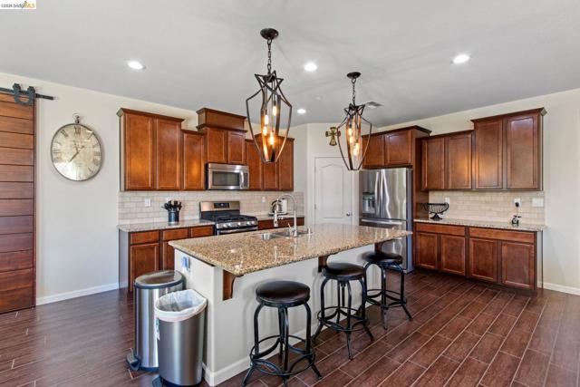 2469 Talaria Dr, Oakley CA: https://media.crmls.org/mediaz/1c714728-e9db-483c-a48d-a75a5490da42.jpg