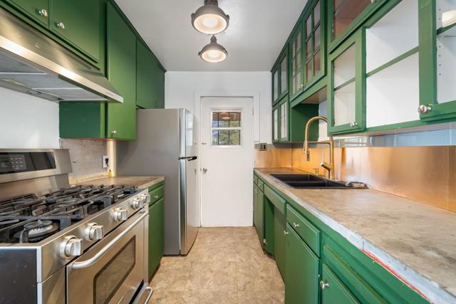 406 26 S Grape St, Escondido CA: https://media.crmls.org/mediaz/1c75219a-bafd-4b49-9bae-cedf376795d5.jpg