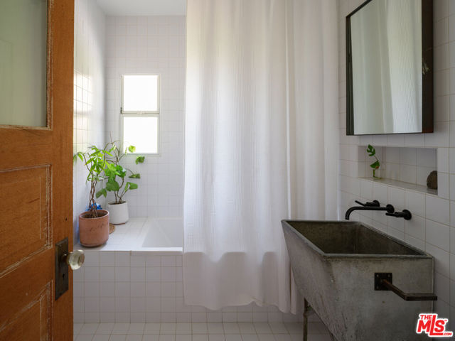 5701 7th Avenue, Los Angeles CA: https://media.crmls.org/mediaz/1c760de9-42cb-469f-972c-f79848e67818.jpg