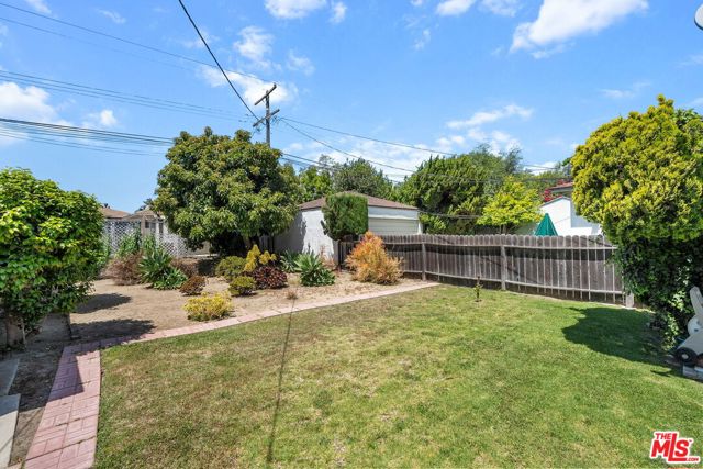 2725 Midvale Avenue, Los Angeles CA: https://media.crmls.org/mediaz/1c788a39-736e-4722-966a-6c97558326fe.jpg