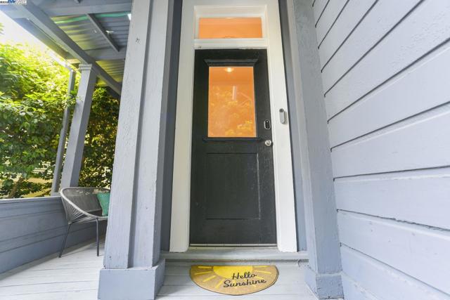 2349 Waverly St, Oakland CA: https://media.crmls.org/mediaz/1c7b44d7-727d-4cfb-a4c2-3d8bcf4261c0.jpg