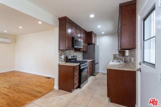 200 W Palmer Avenue, Glendale CA: https://media.crmls.org/mediaz/1c7cf8f5-4c60-4b0b-a677-08f203ca1591.jpg