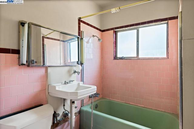 3003 School St, Oakland CA: https://media.crmls.org/mediaz/1c7d000f-076b-4e1c-9cd5-f9f344275bb4.jpg