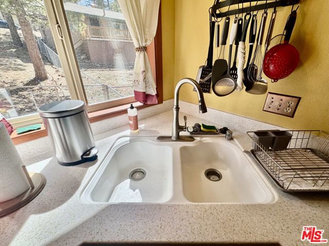 539 Lakewood Lane, Big Bear CA: https://media.crmls.org/mediaz/1c7d3c9a-bd3d-4a43-ad2a-6e2e68fd737c.jpg
