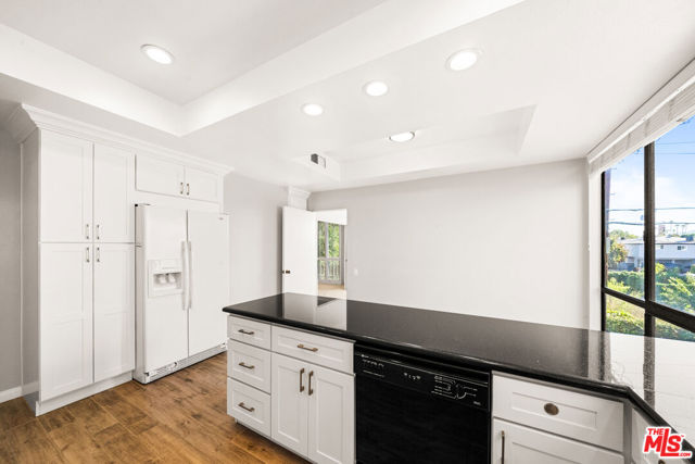 4454 Ventura Canyon Avenue, Sherman Oaks CA: https://media.crmls.org/mediaz/1c804be0-e223-4b27-8b05-c57765885770.jpg