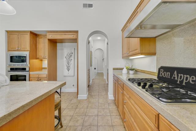 1993 Fairway Oaks Dr, Ripon CA: https://media.crmls.org/mediaz/1c80561e-9775-447d-9f30-97f66f28a934.jpg