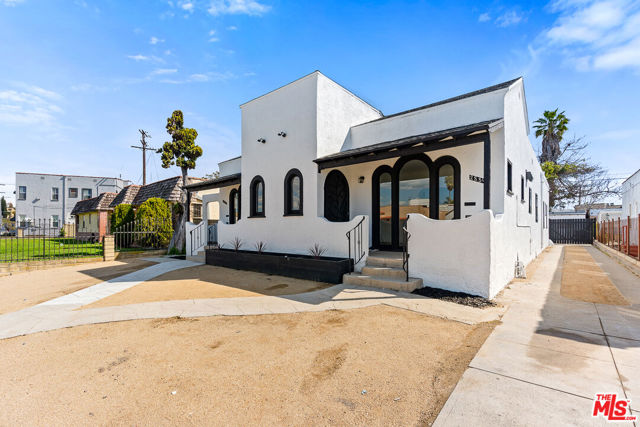 2832 12th Avenue, Los Angeles CA: https://media.crmls.org/mediaz/1c810fcd-06f7-4bc9-aa1d-5c770054e81d.jpg