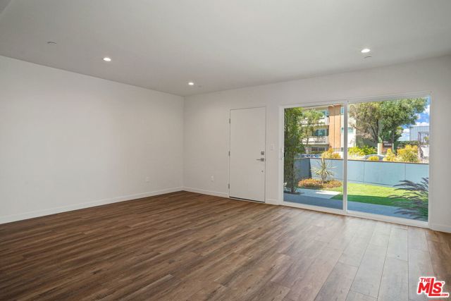 1166 S Cochran Avenue, Los Angeles CA: https://media.crmls.org/mediaz/1c812447-d7b0-4dac-93e2-8c624b1658f2.jpg