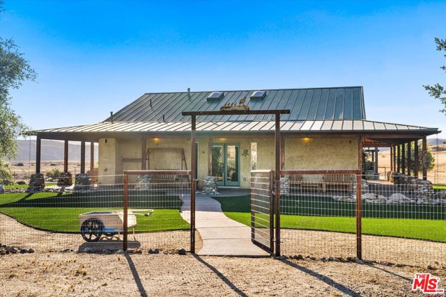 13750 Cuyama Highway, Cuyama CA: https://media.crmls.org/mediaz/1c81e6a8-fee2-4dd0-ac71-47ba3a1f360c.jpg