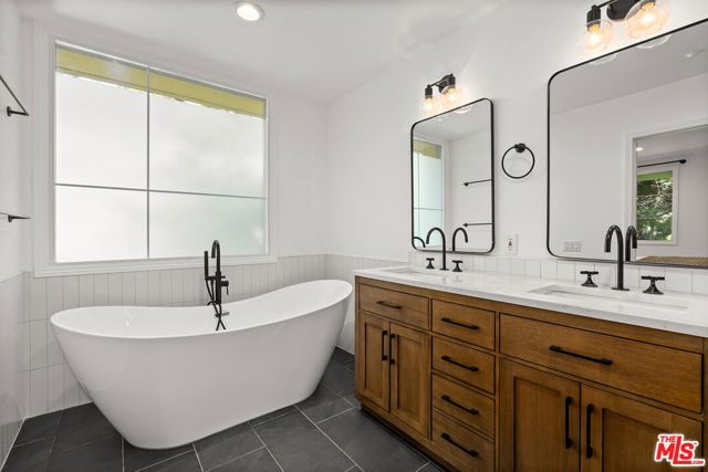 1601 S Bentley Avenue, Los Angeles CA: https://media.crmls.org/mediaz/1c825a87-9362-40a1-b52d-8da41cbc6787.jpg