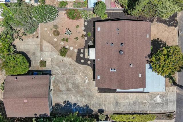 17673 Dorson Ln, Castro Valley CA: https://media.crmls.org/mediaz/1c83cb42-81d3-48d9-aede-08aa0f887903.jpg